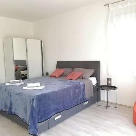 Leona Vidikovac, Apartamento Pula
