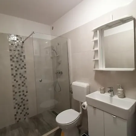 Leona Vidikovac, Apartman *