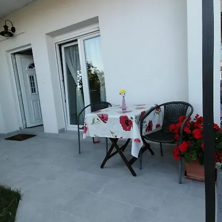 Leona Vidikovac, Apartman *