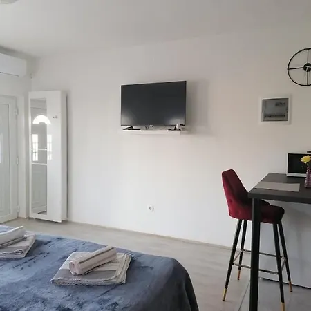 Leona Vidikovac, Apartamento *