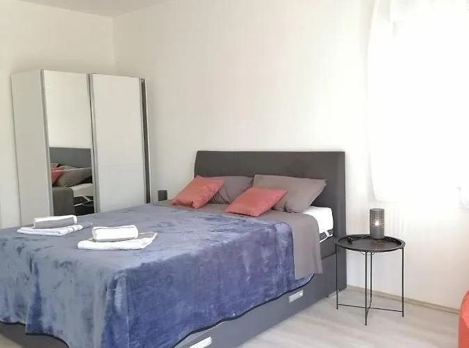 Leona Vidikovac, Apartamento Pula