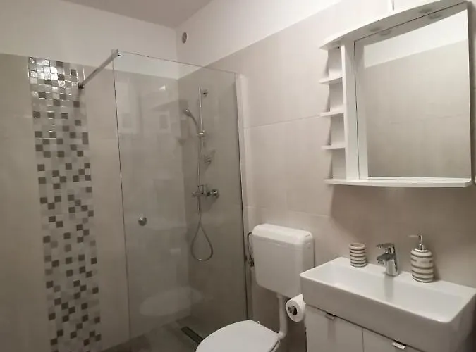 Leona Vidikovac, Apartamento *