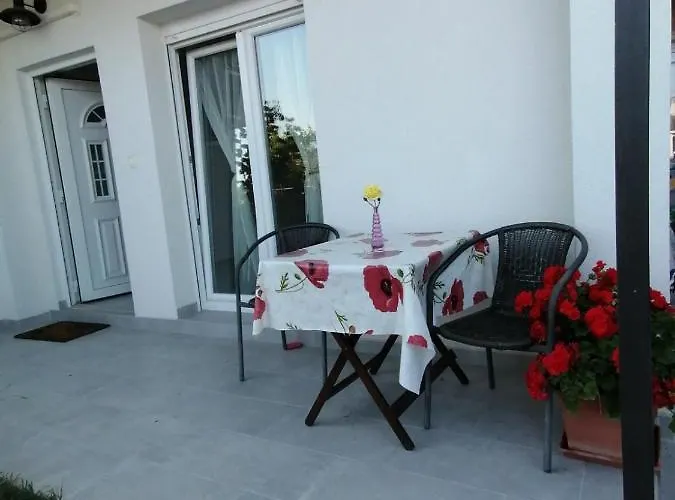 Leona Vidikovac, Apartamento *