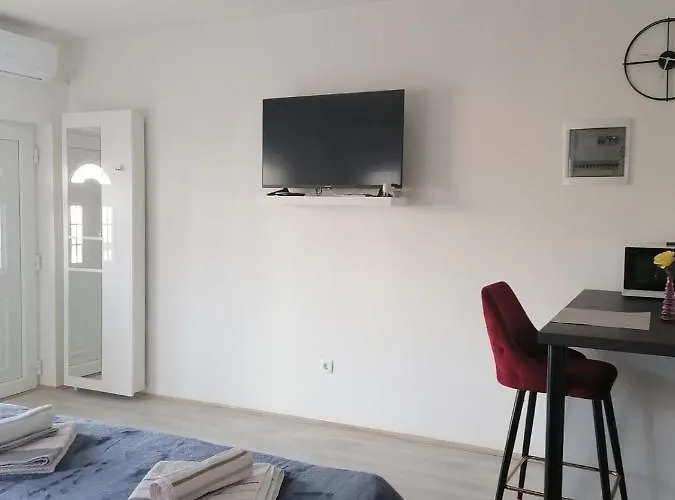 Leona Vidikovac, Apartamento *