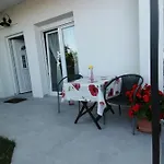 Leona Vidikovac, Apartment *