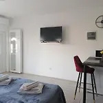 Leona Vidikovac, Apartment *